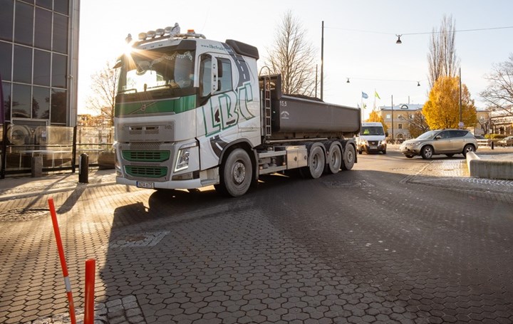 Tungt fordon på markstensbeläggning